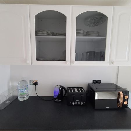 Roomz-Gatwick-London-Airport Parking-Travel Service Ifield Экстерьер фото