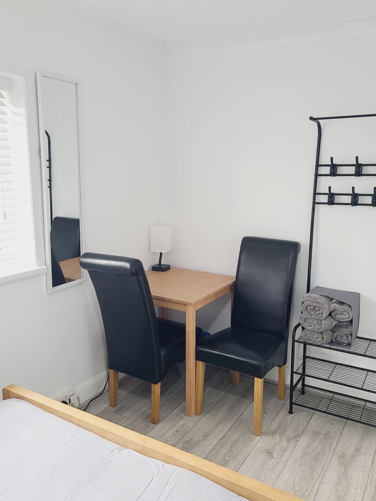 Roomz-Gatwick-London-Airport Parking-Travel Service Ifield Экстерьер фото