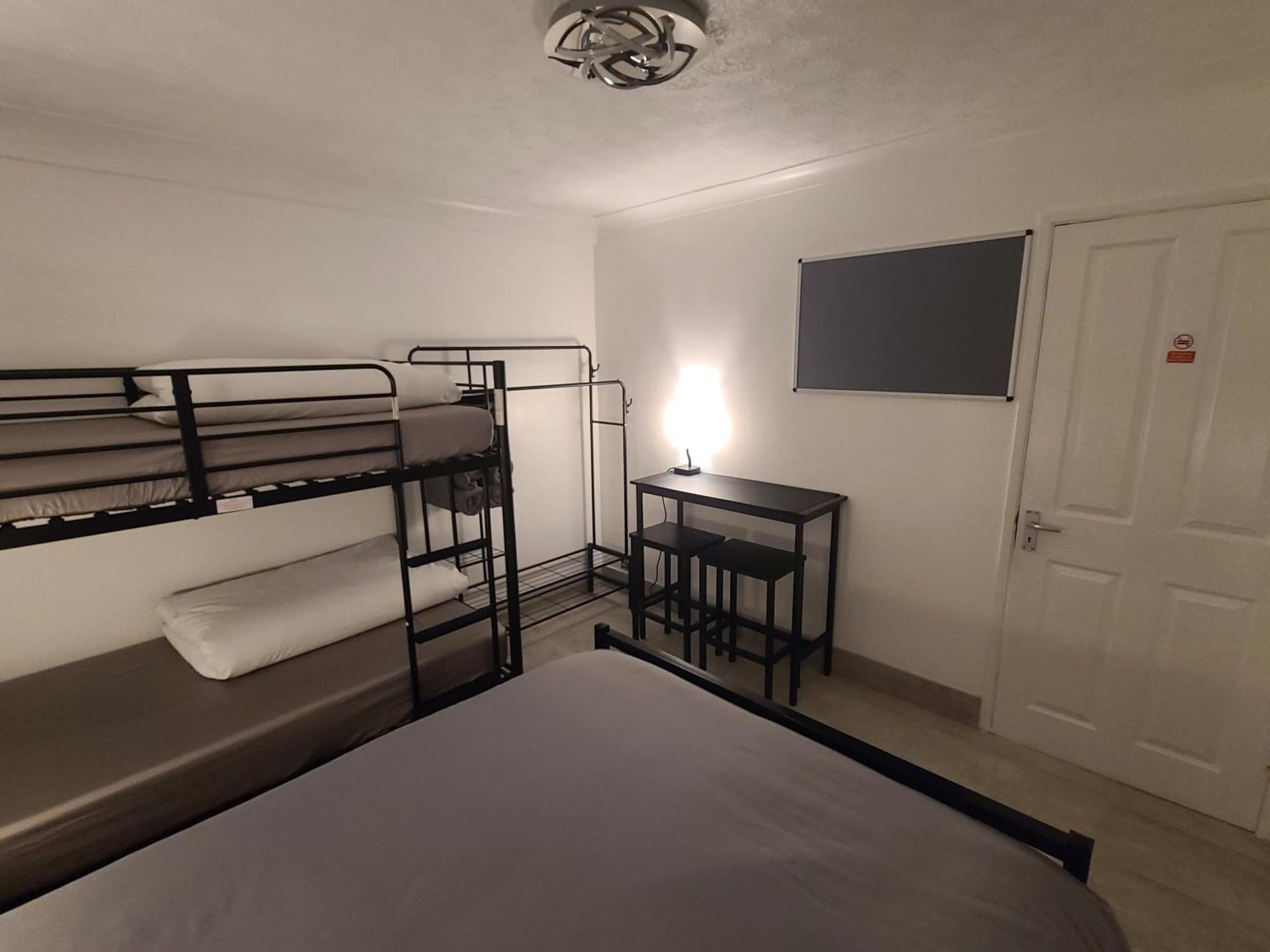 Roomz-Gatwick-London-Airport Parking-Travel Service Ifield Экстерьер фото