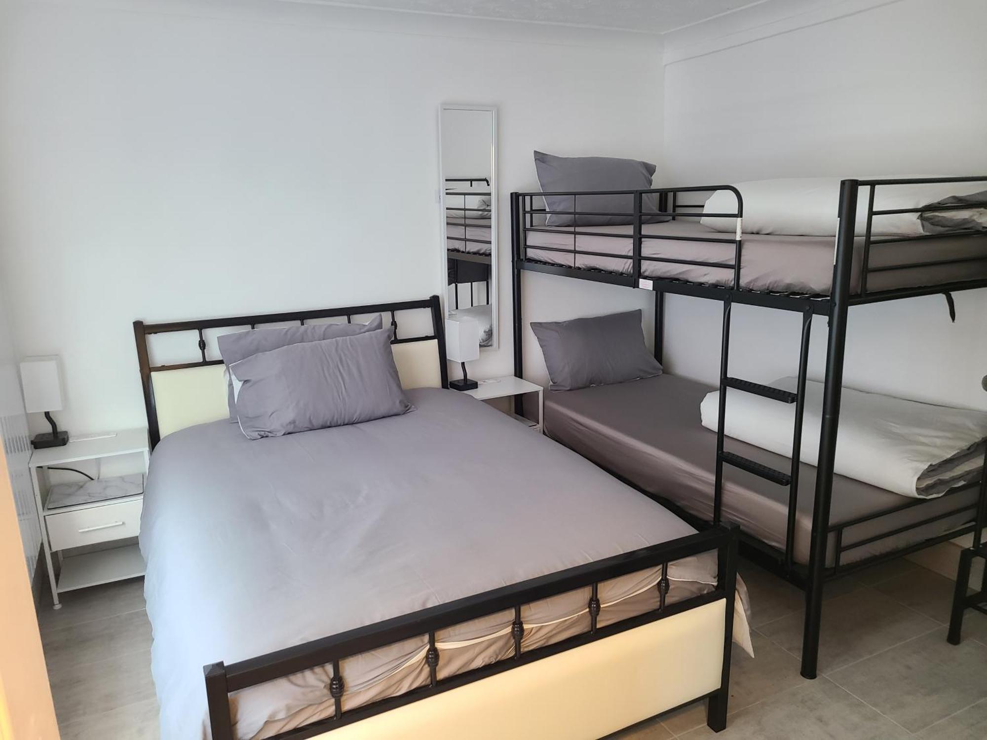Roomz-Gatwick-London-Airport Parking-Travel Service Ifield Экстерьер фото